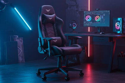 Cadeira gamer futurista com iluminação RGB em setup high-tech para jogos em 2025